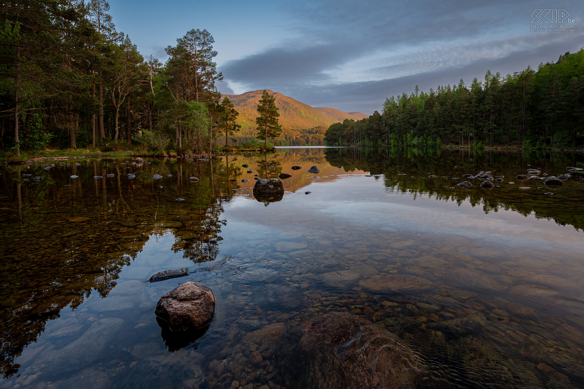 Rothiemurchus - Loch an Eilein Zonsondergang aan het prachtige Loch an Eileen in het Rothiemurchus Estate in het Cairgnorms Nationaal Park. Stefan Cruysberghs